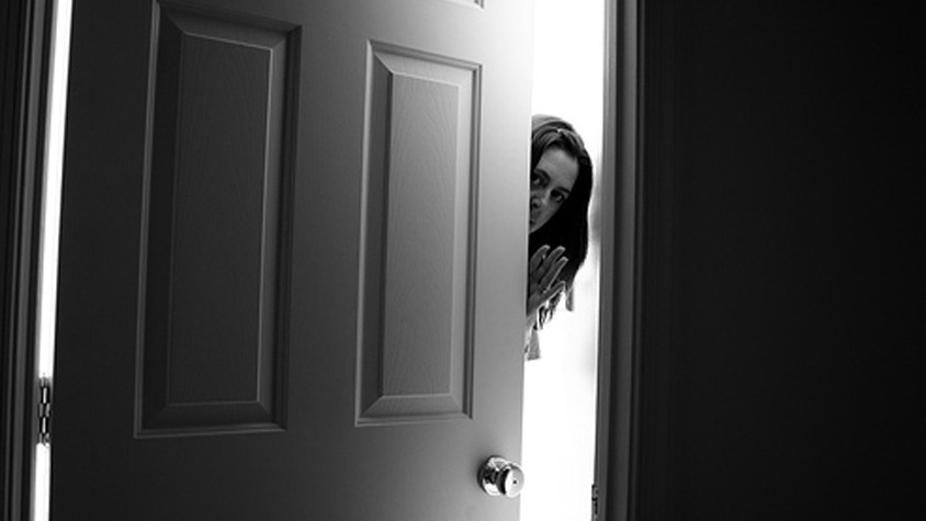Фото девушки позирующей в чулках возле входной двери