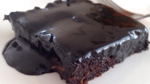 Brownie, tükörfényes csokiöntettel és kókuszvirág cukorral!
