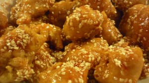 Szereted a kínai konyhát? Készítsd el otthon a közkedvelt szezámmagos csirkemellet!