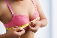 Hogyan lehet a női mellet megemelni és feszesíteni diétás étrend mellett?