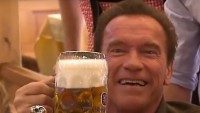 Arnold sört csapolt a müncheni Oktoberfesten!