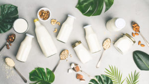 Melyik tej az egészségesebb? A tehéntej, a rizs, a kókusz, a szója vagy a mandulatej?