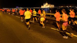 Egy éjszakás kaland: avagy hogyan teljesíts egy éjszakai futóversenyt?